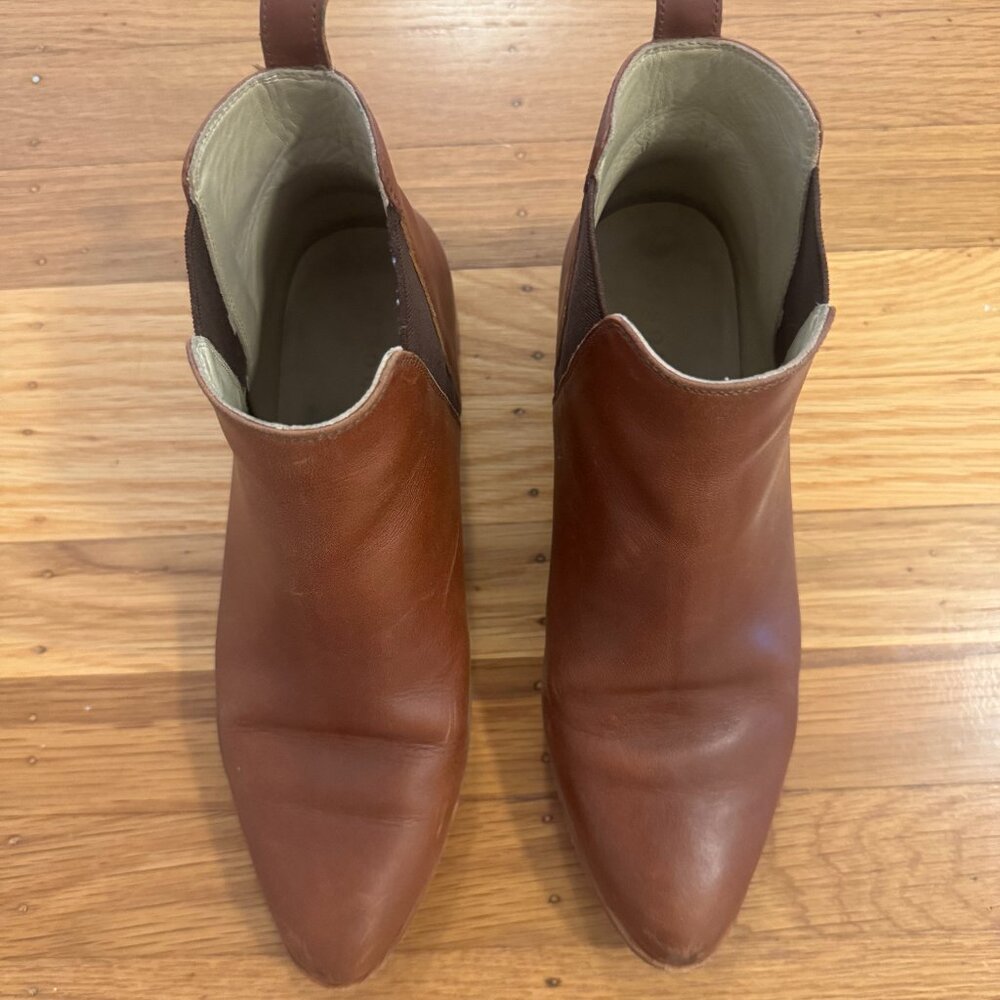 Nisolo Everyday Chelsea Boot, pointed toe, Brandy, 8.5 - Picture 3 of 7